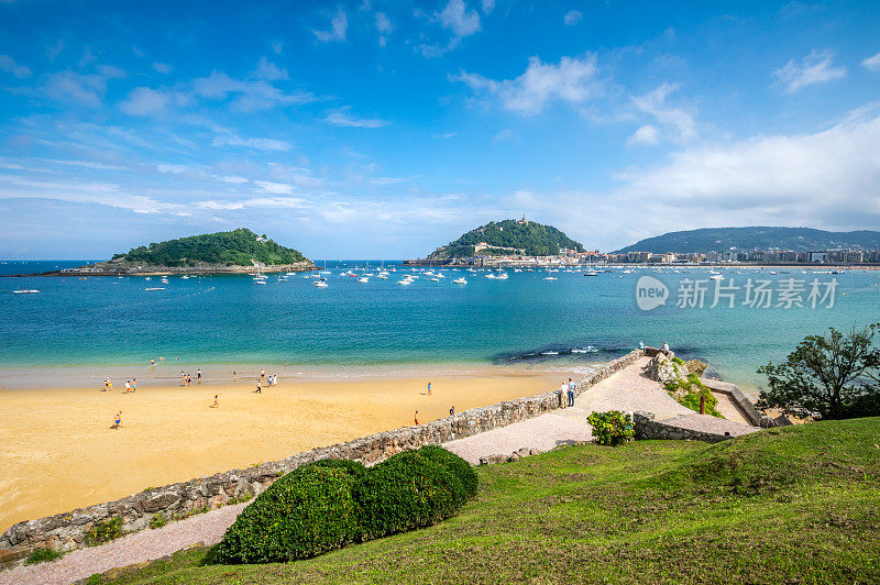 在多诺斯蒂亚圣塞巴斯蒂安的playa de la concha与圣克拉拉岛和厄尔古尔山，西班牙